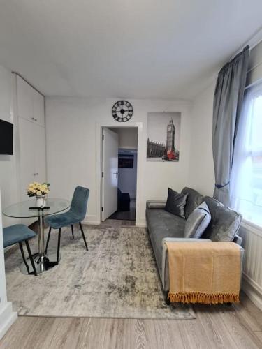 Stylish and Spacious 1 Bedroom Kensal Green Tube 1A, Londres