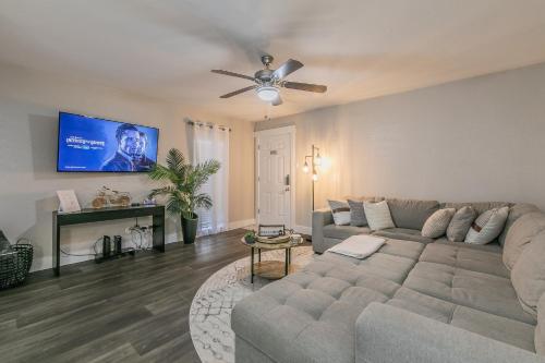 Cozy 2BR Farmhouse Apt - Sleeps 8 - FREE Parking! in Arlington, USA