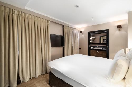 Deluxe Double Room image 7