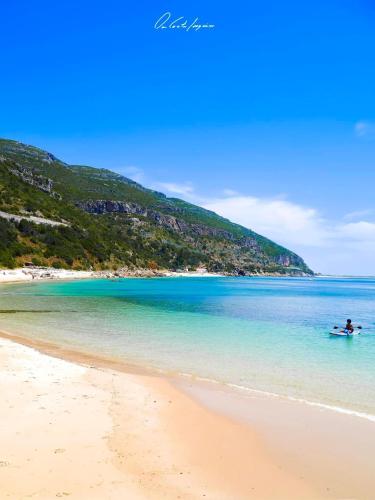 Lovely Beach House with Stunning View, Sesimbra