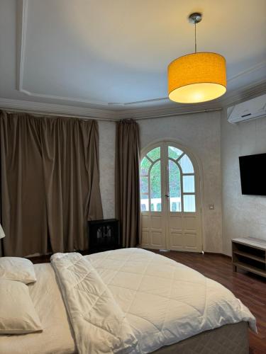 Villa avec piscine au centre