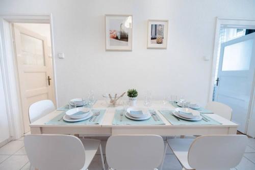 Excellent central location lovely home with AC - image 10