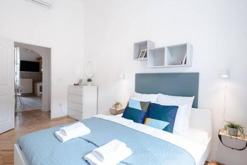 Excellent central location lovely home with AC - main image