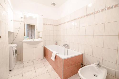 Excellent central location lovely home with AC - image 11