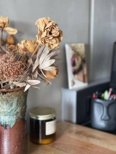 Modern Two Bedroom Apartment with Free Parking in อื่นๆ