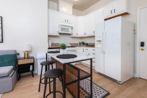 Elevated Style and Comfort Splendid 1 BR Apt in LA in Los Angeles, USA