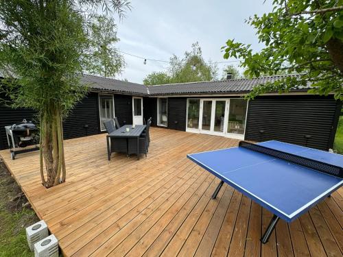 Rummeligt sommerhus ved Lammefjorden - Stor terrasse, have & plads til 6 gæster, Grevinge