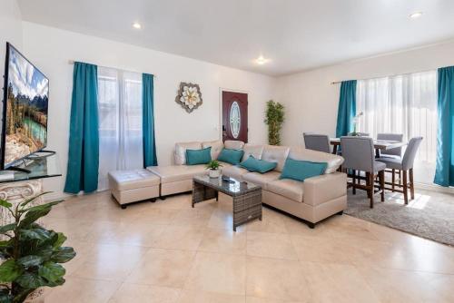 Luxe Apartment In Beverly Hills Sleeps 6 in Los Angeles, USA
