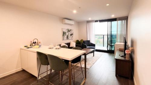 Apartment next to public station, BoxHill Central, 2 Bedrooms, free parking and wifi