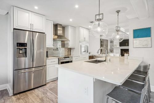 Stunning Townhouse w Tennis & Pool in Southampton