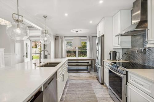 Stunning Townhouse w Tennis & Pool in Southampton