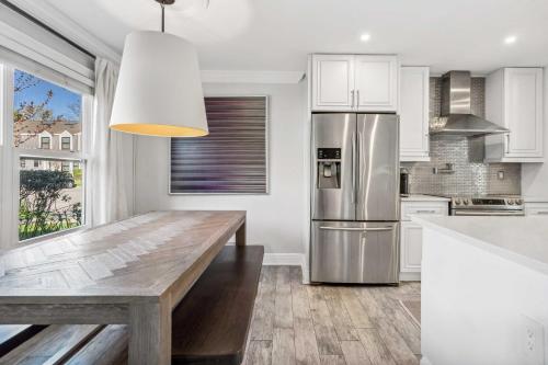 Stunning Townhouse w Tennis & Pool in Southampton