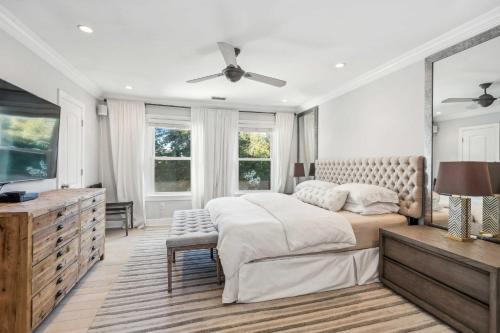 Stunning Townhouse w Tennis & Pool in Southampton