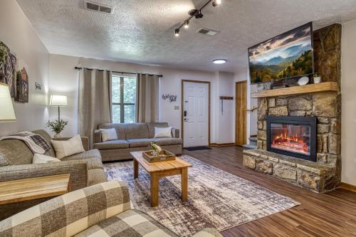 Cozy Bear Hill Resort indoor Pool Free Attraction Tickets WIFI!!! - image 14