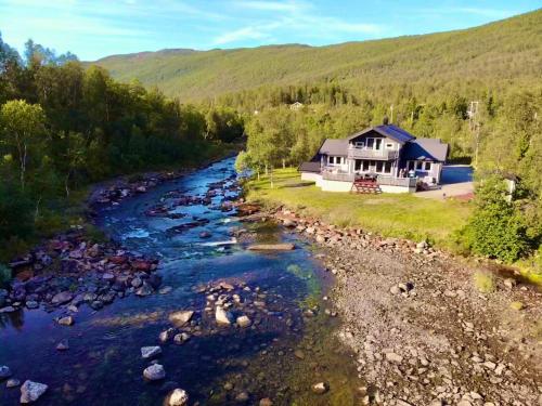 Riverfront house with 98 inch TV, ps5 & activities, Narvik (Foto 7)