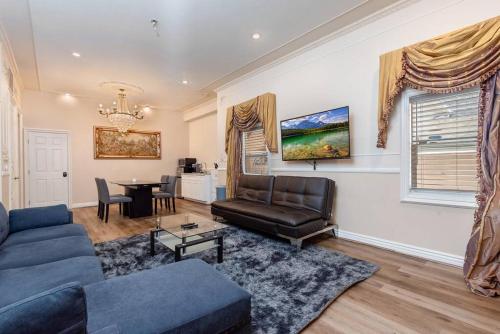 Luxe Apartment in West Hollywood Sleeps 6 in Los Angeles, USA