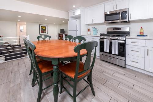 Hollywood Glamour 2BR Home with Sparkling Jacuzzi in Los Angeles, USA