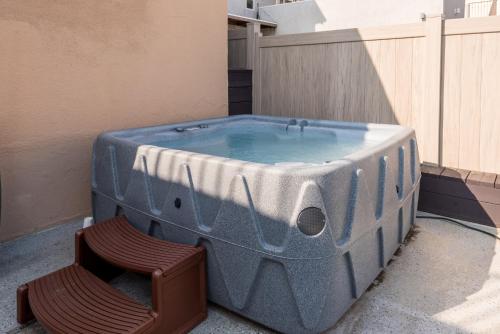 Hollywood Glamour 2BR Home with Sparkling Jacuzzi in Los Angeles, USA