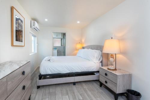 Hollywood Glamour 2BR Home with Sparkling Jacuzzi in Los Angeles, USA