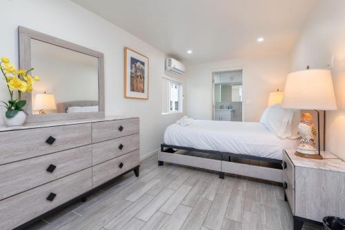 Hollywood Glamour 2BR Home with Sparkling Jacuzzi in Los Angeles, USA
