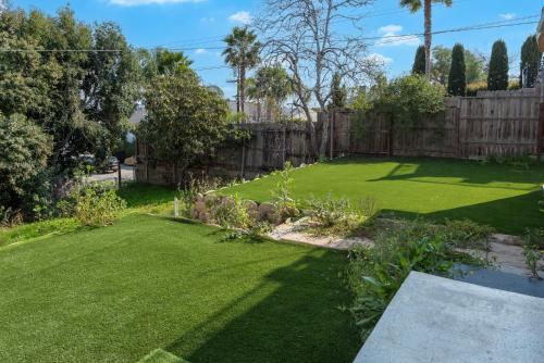Hollywood Glamour 2BR Home with Sparkling Jacuzzi in Los Angeles, USA