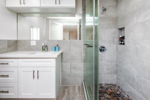 Hollywood Glamour 2BR Home with Sparkling Jacuzzi in Los Angeles, USA