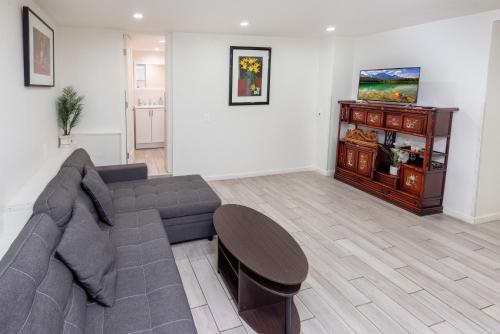 Hollywood Glamour 2BR Home with Sparkling Jacuzzi in Los Angeles, USA