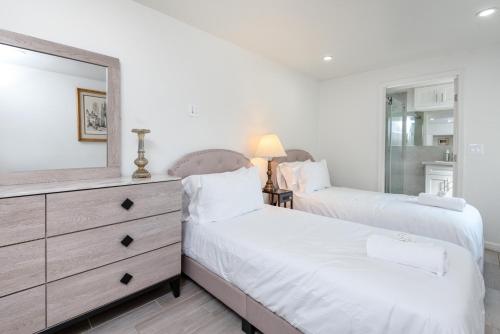 Hollywood Glamour 2BR Home with Sparkling Jacuzzi