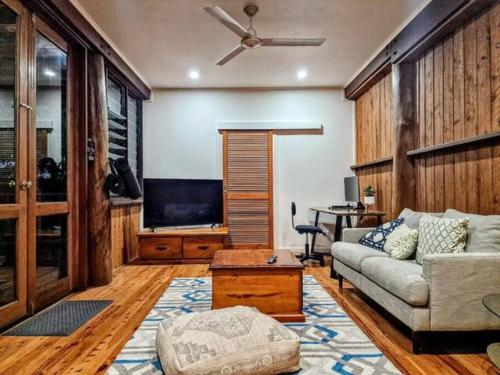 Tropical Timber Treetop Home 4BR swimming creek in คาราโวนิกา