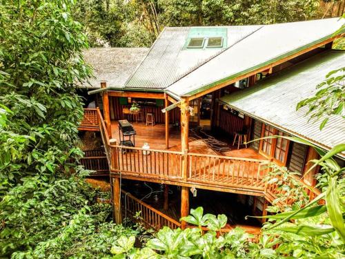 Tropical Timber Treetop Home 4BR swimming creek in คาราโวนิกา