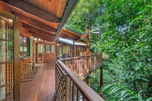 Tropical Timber Treetop Home 4BR swimming creek in คาราโวนิกา