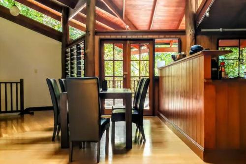 Tropical Timber Treetop Home 4BR swimming creek in คาราโวนิกา