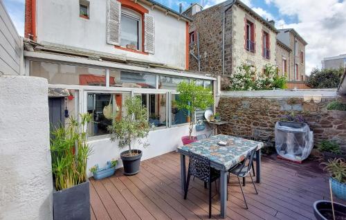 Awesome Home In Saint Brieuc With Kitchen - Location saisonnière - Saint-Brieuc