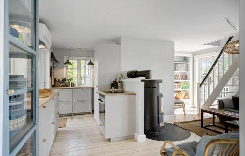 kuhinja, 3 Bedroom Nice Home In Faxe Ladeplads in Faxe Ladeplads