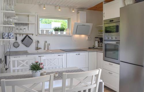 virtuve, Stunning Home In Ramdala in Brandamala