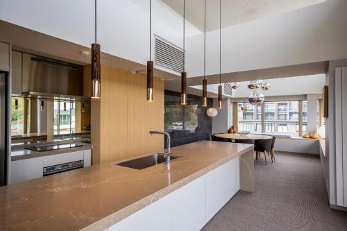 Front desk [24-hour]