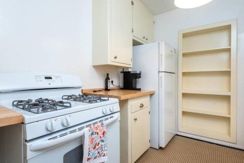Modern 1BR Gem near Rodeo Drive Lavish Stay for Two! in Los Angeles, USA