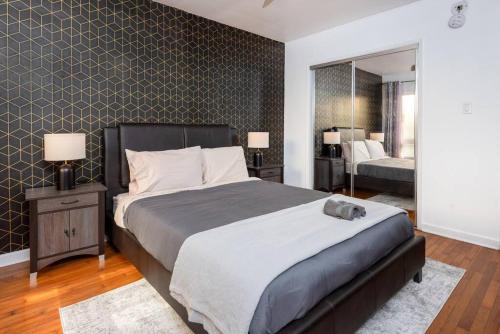 Modern 1BR Gem near Rodeo Drive Lavish Stay for Two! in Los Angeles, USA