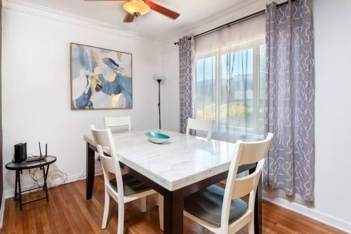 Modern 1BR Gem near Rodeo Drive Lavish Stay for Two! in Los Angeles, USA