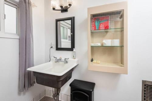 Modern 1BR Gem near Rodeo Drive Lavish Stay for Two! in Los Angeles, USA