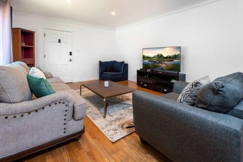 Modern 1BR Gem near Rodeo Drive Lavish Stay for Two! in Los Angeles, USA