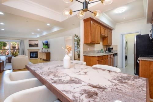Exquisite Modern 2BR Apt in Prime Location in Los Angeles, USA