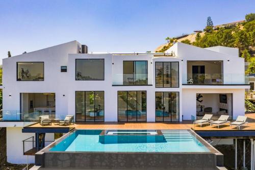 Luxurious Villa in BH Pool, Spa, Theater, Views in Los Angeles, USA