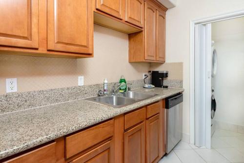 Exquisite Modern 2BR Apt in Prime Location thumb 4