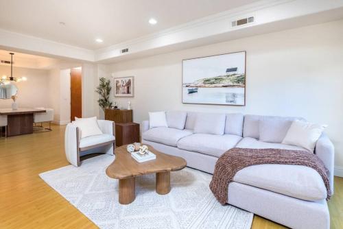 Exquisite Modern 2BR Apt in Prime Location in Los Angeles, USA