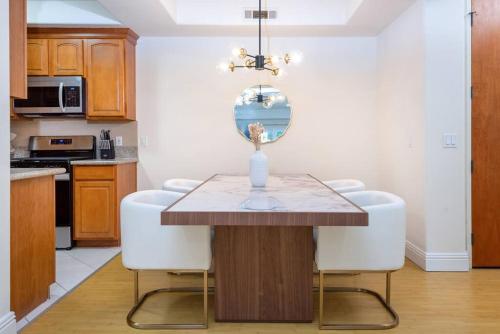 Exquisite Modern 2BR Apt in Prime Location in Los Angeles, USA