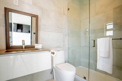 Luxurious Villa in BH Pool, Spa, Theater, Views in Los Angeles, USA