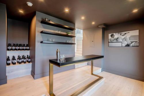 Luxurious Villa in BH Pool, Spa, Theater, Views in Los Angeles, USA