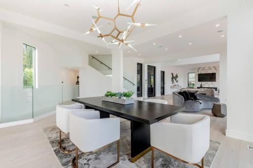 Luxurious Villa in BH Pool, Spa, Theater, Views in Los Angeles, USA
