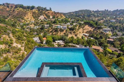 Luxurious Villa in BH Pool, Spa, Theater, Views in Los Angeles, USA